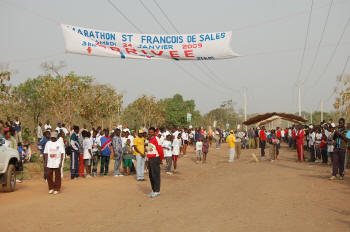 L'arriv�e entre les fils �lectrique, avec P.Bernard Toha, juge � l'arriv�e.