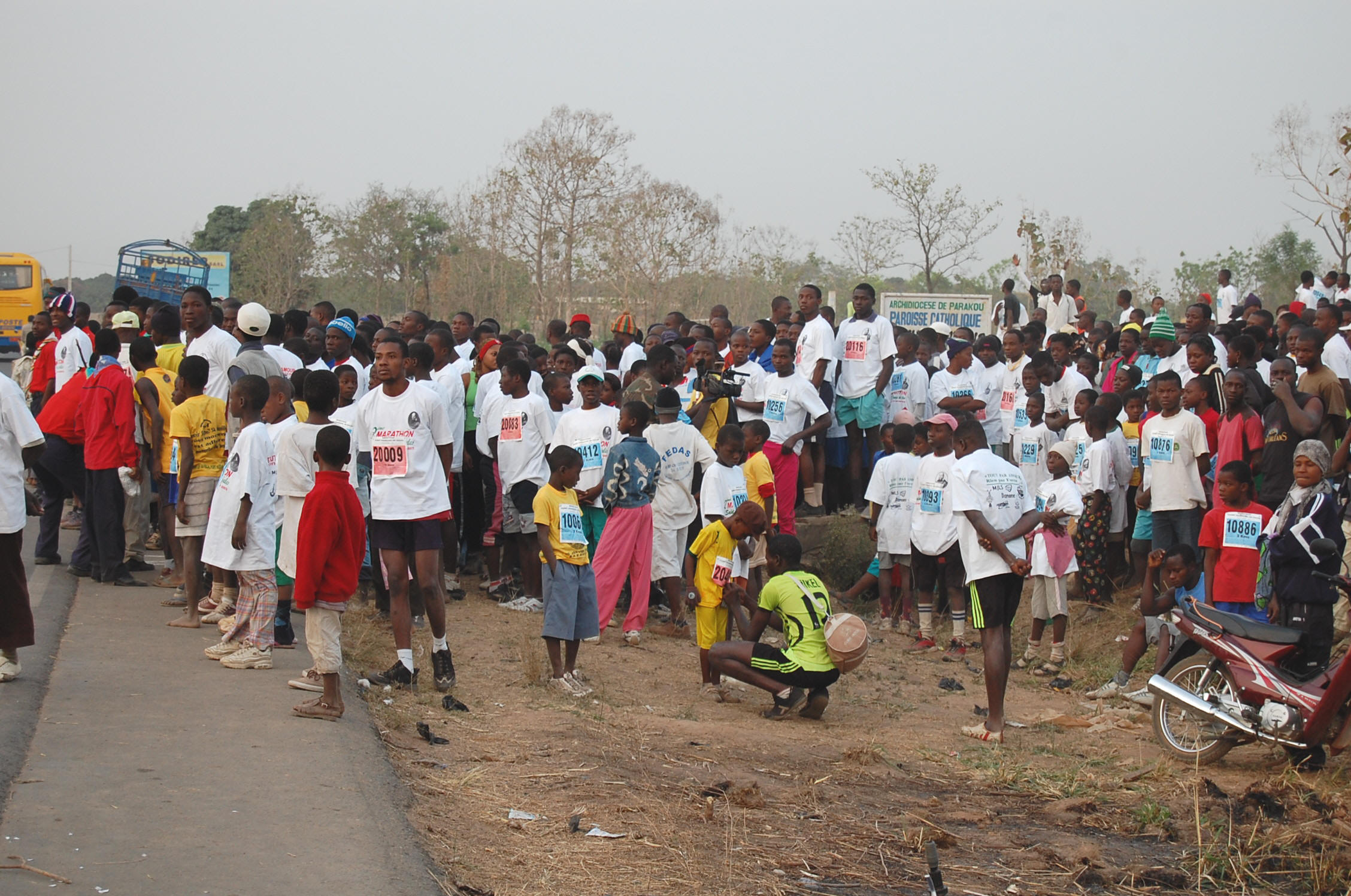 Un d�part marathon au milieu des camions et motos...SFS et l'Afrique